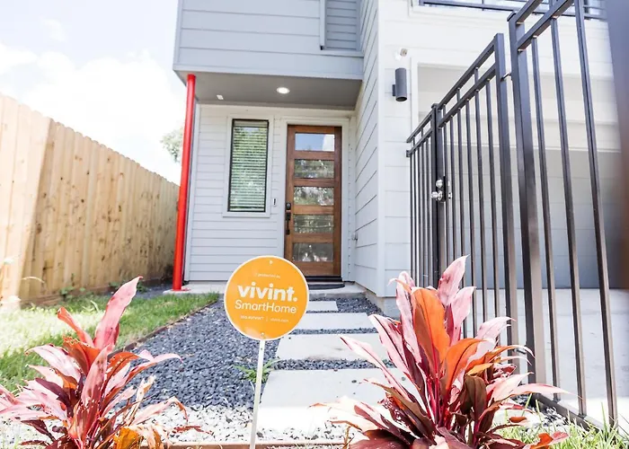 Beautifully Decorated, Modern Downtown Houston Home