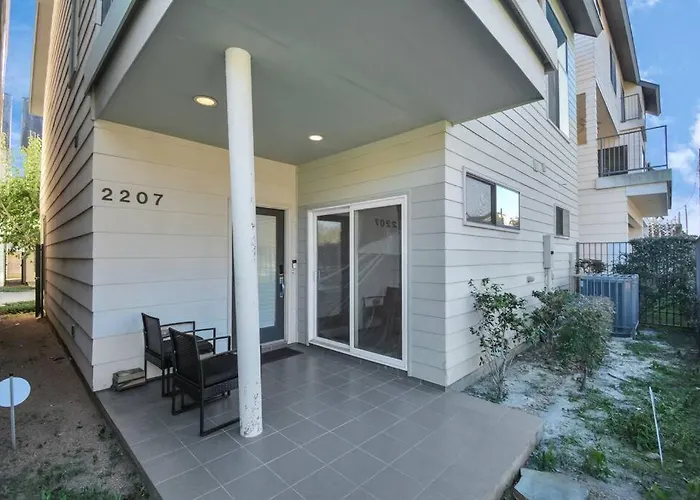 3Br/3.5Ba Three Story East Downtown Townhouse With View