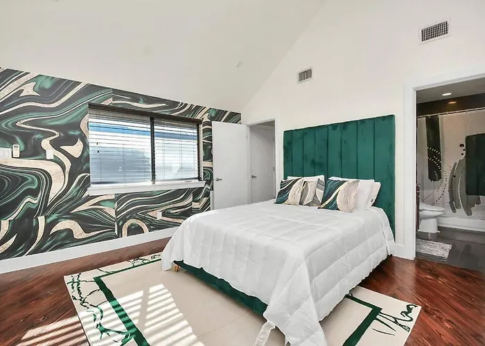 3Br/3.5Ba Three Story East Downtown Townhouse With View