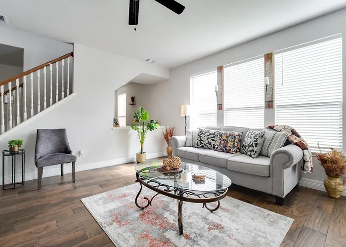 Fabulous & Stylish 4Br W Pool Table And Space To Chill