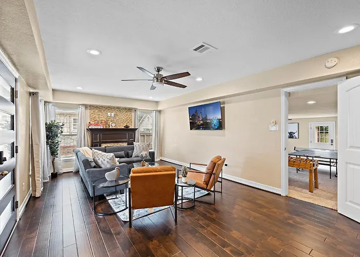 Nr Dt, Med Center, Midtown Sleeps 16 Game Room